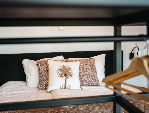 Comfort kamer havenzicht - Kussens op bed| Hotel Biesbosch