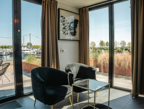 Comfort kamer havenzicht - zitje binnen | Hotel Biesbosch