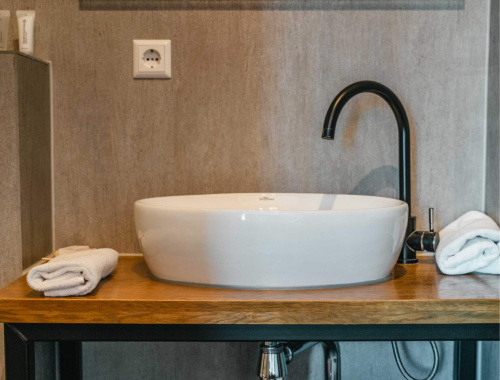 Comfort kamer havenzicht - wasbak | Hotel Biesbosch