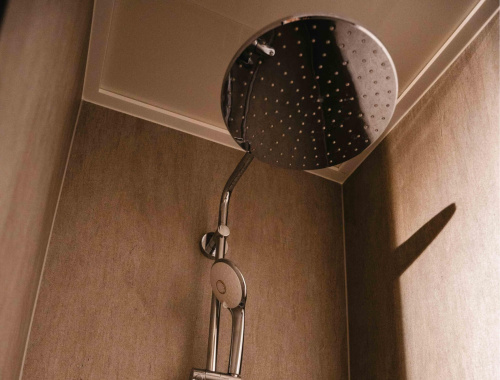 Comfort kamer havenzicht  - Douche | Hotel Biesbosch