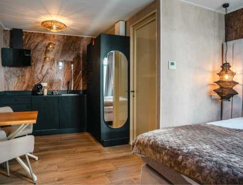 Bed + keuken Studio kamer 27m2 | Hotel Biesbosch 