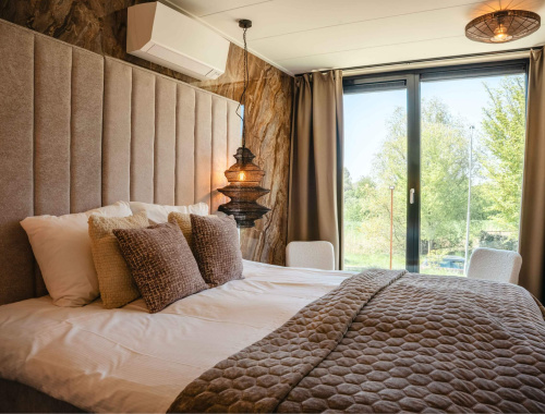 Bed + uitzicht van Studio Kamer 28m2 | Hotel Biesbosch