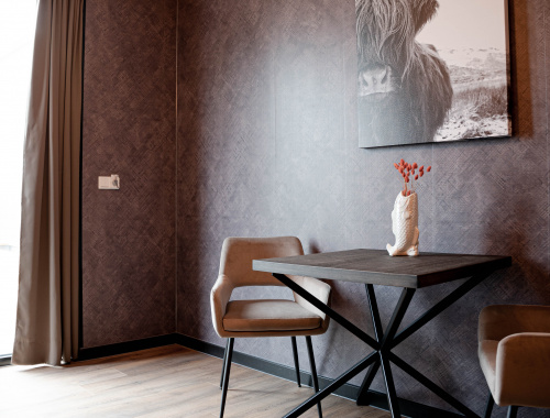 Sfeerbeeld zithoek deluxe kamer | Hotel Biesbosch