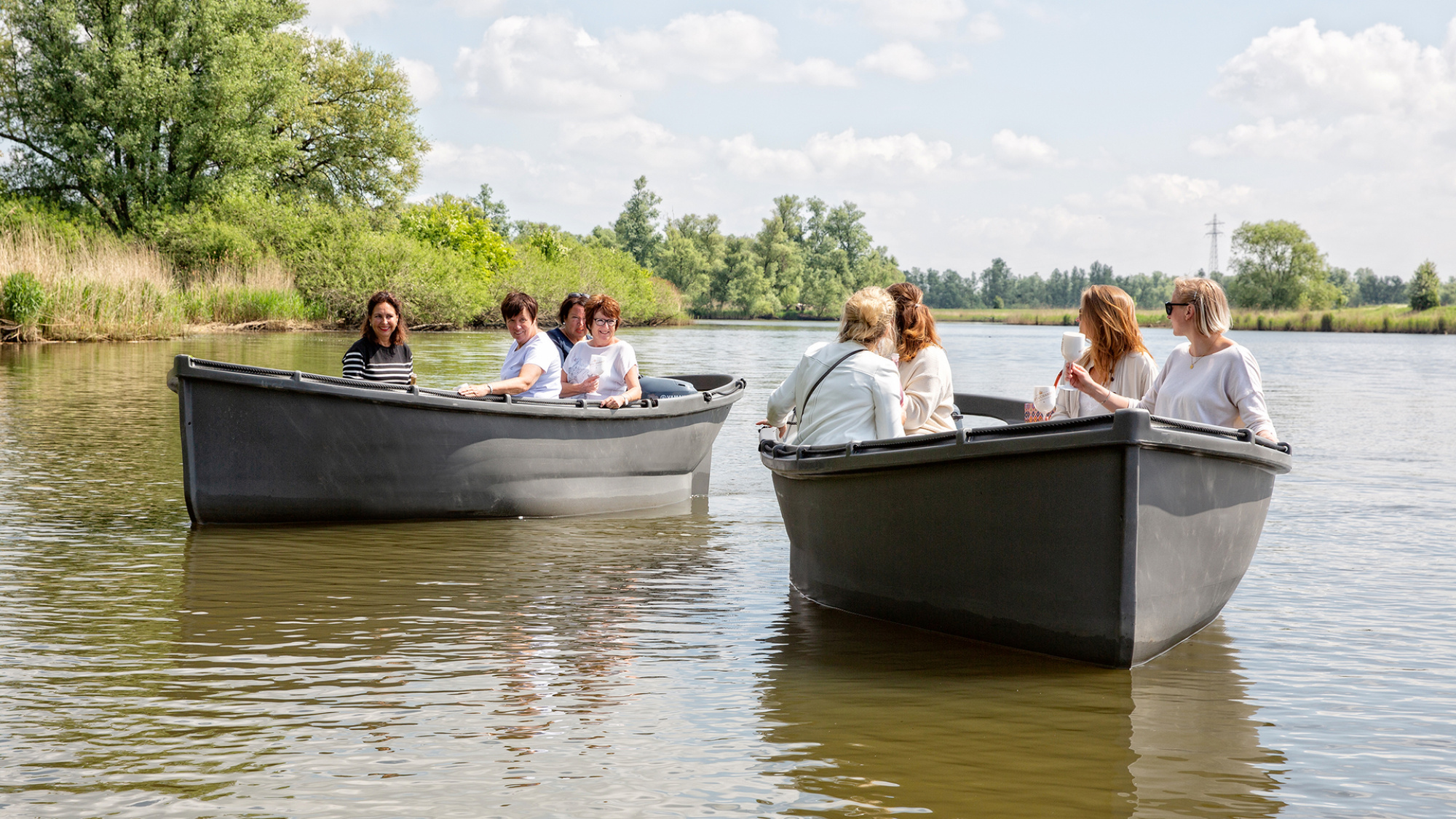 2 slopen met vrouwen aan het varen in De Biesbosch