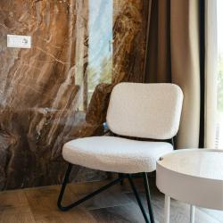 Lounge stoel Studio Kamer 28m2 | Hotel Biesbosch
